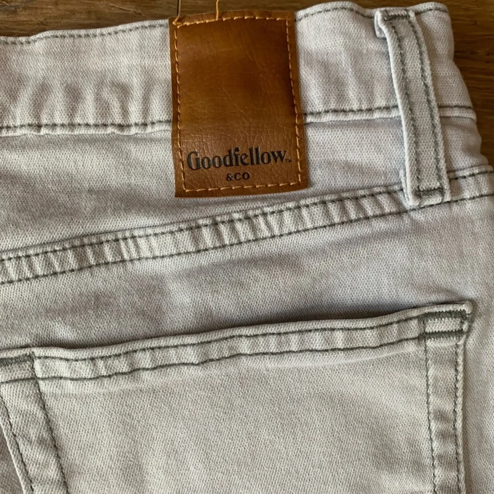Goodfellow Jean white, size (33x30) T-Shirt size L